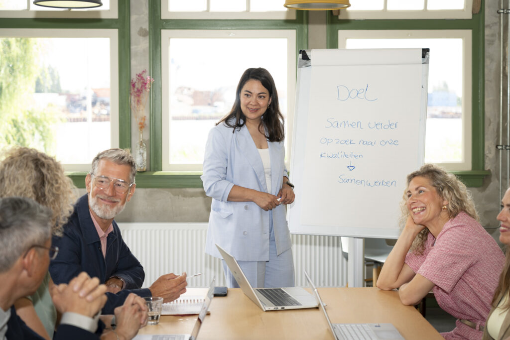 Spreker bespreekt het doel van een presentatie met een groep.
