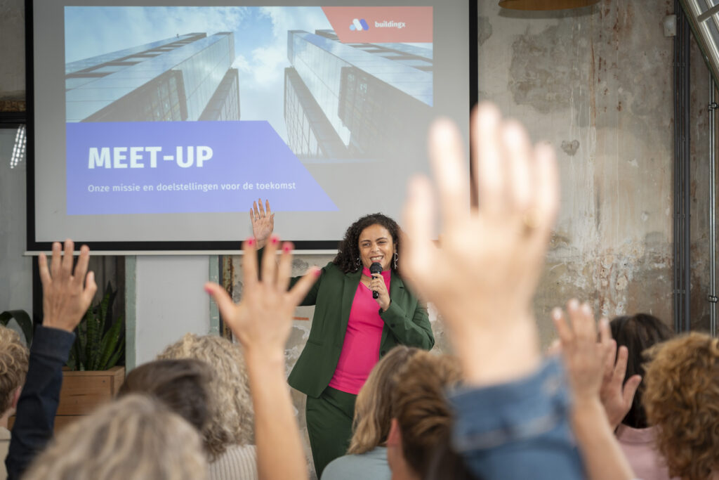 Spreker betrekt het publiek met een interactieve opening van een presentatie.