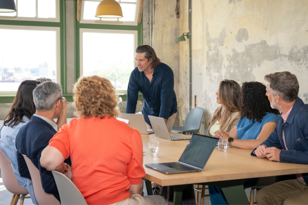 Man presenteert tijdens vergadering met spanning voor een groep