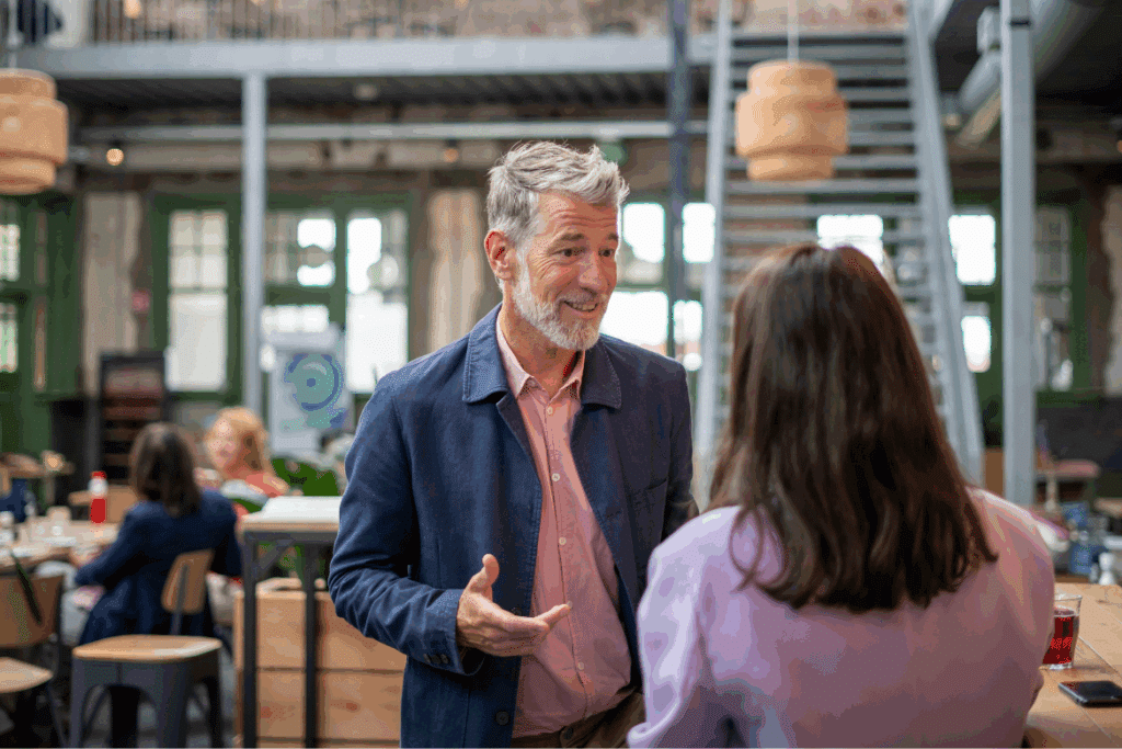 Twee mensen netwerken in bar