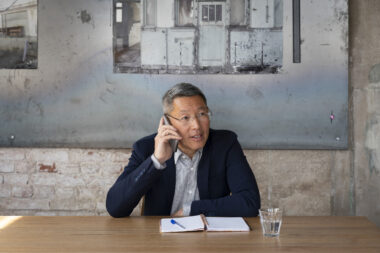 Man voert een zakelijk telefoongesprek tijdens zijn werk