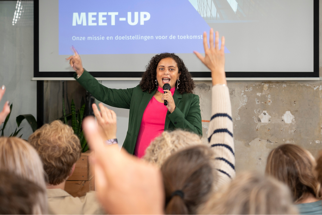Vrouw past presentatietips toe met sterke boodschap